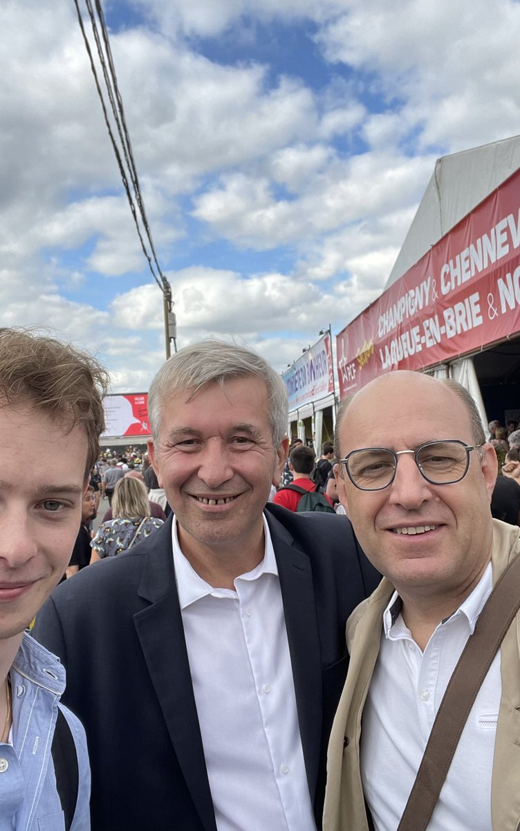 GautierPezy's tweet photo. Jean-Luc, tu étais de ces rencontres que l’on oublie pas. J’ai appris en riant et en chantant à tes côtés, entre deux anecdotes. Ton talent et ton expérience manqueront cruellement aux jeunes générations. Ce soir, j’ai une pensée très émue pour mes camarades du @MRC_France… https://t.co/Ws8Ct4ZHZa