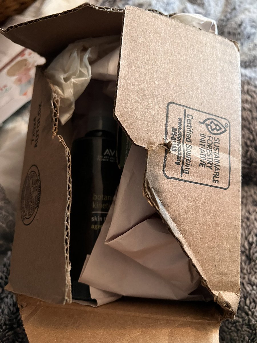 lsugrlnp's tweet photo. @UPS it’s always nice to order expensive skin care and y’all deliver it looking like this! 😡 #upsdelivery https://t.co/N4TU5iSc2Z