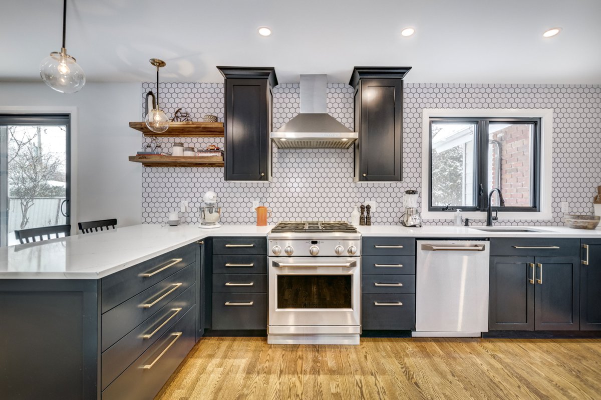 tilesnthings's tweet image. Contrast and brilliance in the kitchen! Our 2"x2" Hexagon Honeycomb White Glossy Porcelain Mosaic effortlessly complements dark cabinets, creating a stunning visual harmony. ⚫🍽️✨
#kitchencontrast #glossymagic #hexagonhoneycomb