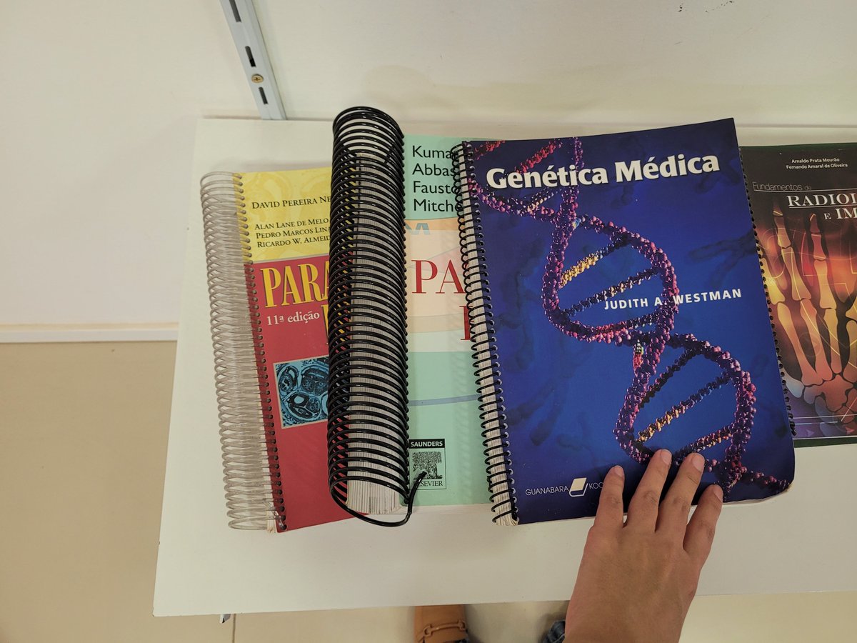 makie1004's tweet photo. Deixei esses livros no @AlamedaShopping no espaço que eles têm para doação de livros, roupas, comida, etc. Fica no piso da praça de alimentação. 
Alguns vão estar desatualizados pq tem mais de uma década que eu os tenhos, mas com certeza podem ajudar alguém. https://t.co/PmrfcRfT3s