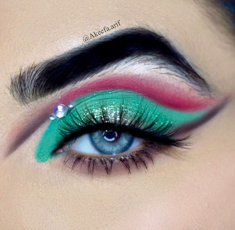 AkeefaM's tweet photo. 🫧💕✨ follow @AkeefaM for more . 
Products used : 
Eyebrows @MakeupRVLTN @MakeupRevUSA 
Eyeshadow @MorpheBrushes 
@hudabeauty 
Eyelashes @ArdellBeauty 
Glitter @kingdomoflashes 
Concealer @NYXCosmetics 
Mascara @MACcosmetics 
#fullcutcrease #graphiceyeliner https://t.co/aXmZaIdGxt