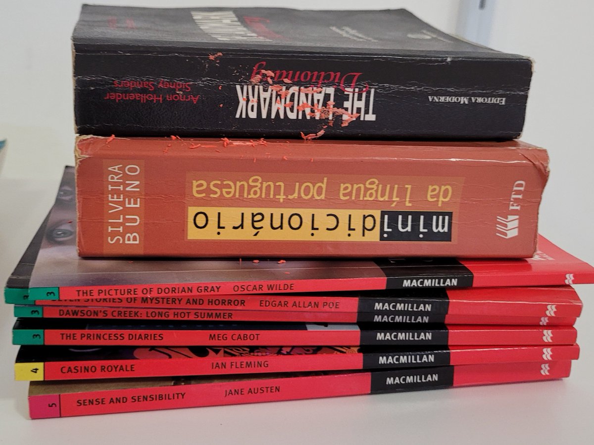 makie1004's tweet photo. Deixei esses livros no @AlamedaShopping no espaço que eles têm para doação de livros, roupas, comida, etc. Fica no piso da praça de alimentação. 
Alguns vão estar desatualizados pq tem mais de uma década que eu os tenhos, mas com certeza podem ajudar alguém. https://t.co/PmrfcRfT3s