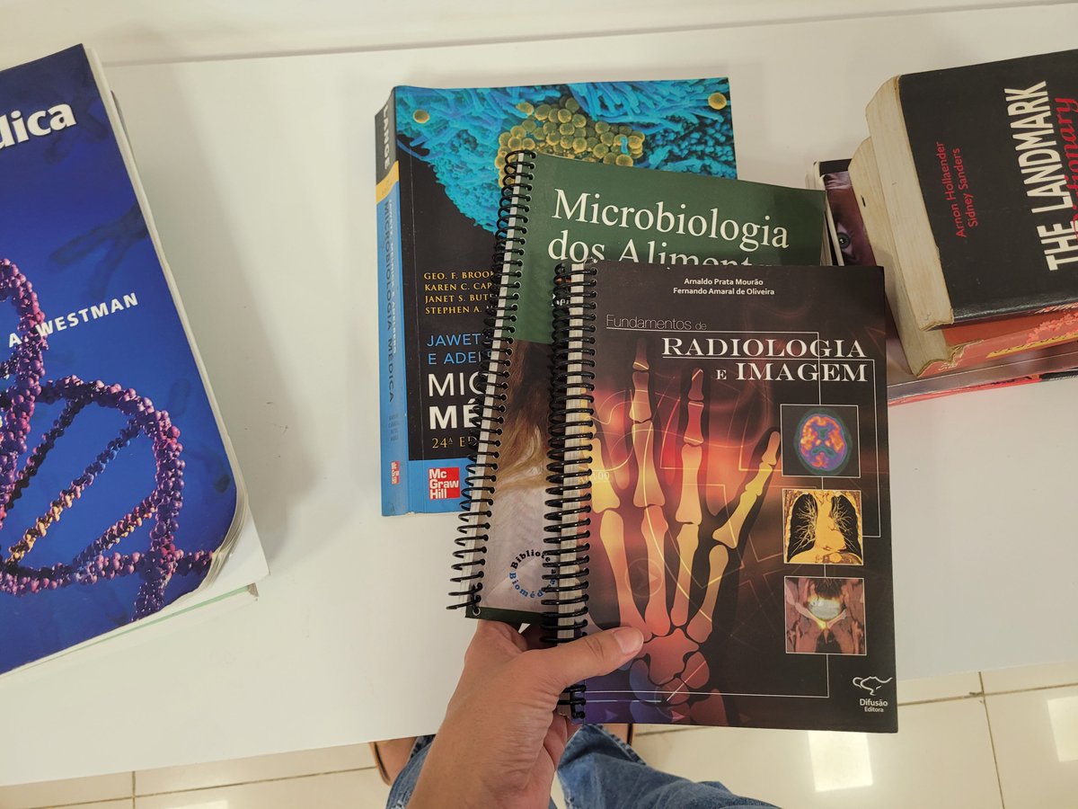 makie1004's tweet photo. Deixei esses livros no @AlamedaShopping no espaço que eles têm para doação de livros, roupas, comida, etc. Fica no piso da praça de alimentação. 
Alguns vão estar desatualizados pq tem mais de uma década que eu os tenhos, mas com certeza podem ajudar alguém. https://t.co/PmrfcRfT3s