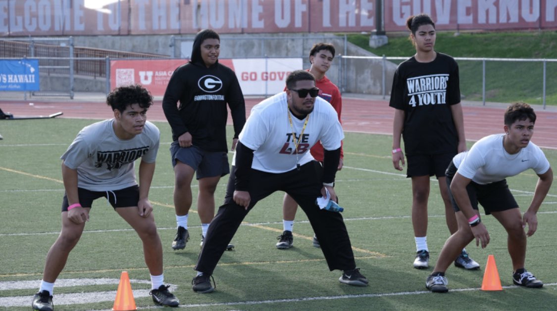 Inaugural “THE LAB” Clinic🥇 Grateful to have @CoachTufono & @JakeLacaden to join the journey. Thank you @marist_09 @Dariusmuasau53 @Malcolm_Liufau @dukeclemens @seyd_laka @KamaluDeblake for coming out. Keep leading the way for the next generation of Hawaii football players!