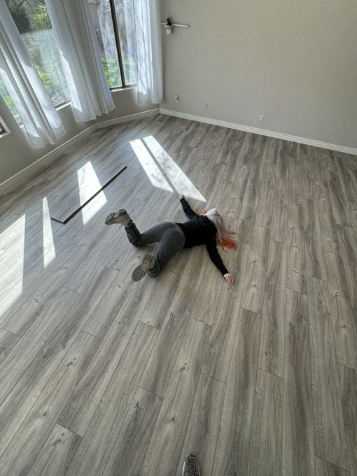 NEW FLOORS IN THE CRAFTROOM IM OBSESSED https://t.co/e5Ui24Tgpq