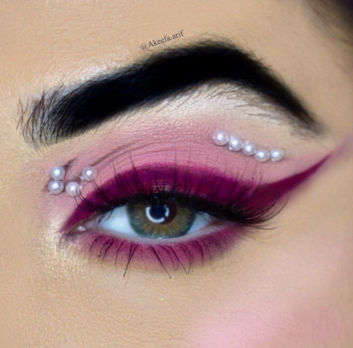 AkeefaM's tweet photo. 💕💕💕 follow @AkeefaM for more 
Products used : 
Eyebrows @PACCosmetics 
Eyebase @NYXCosmetics 
Eyeshadow @hudabeauty @hudabeautyshop 
Eyeliner @suvabeauty 
Eyelashes @ArdellBeauty 
Highlighter @OFRACosmetics 
Contact lens @ttdeye_colors 
#wingedeyeliner #fyp https://t.co/JiJcDJt36q