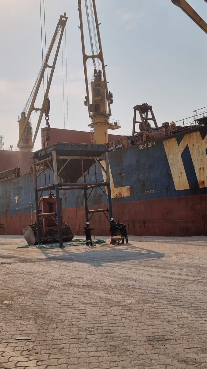 FactualNarrator's tweet photo. 🇷🇺🇨🇫 On the night of January 10, the first ship with free Russian grain for the Central African Republic began unloading in the Cameroonian port of Douala

The Russian ship with humanitarian aid arrived at the port on December 18. https://t.co/PKktMRlVUr