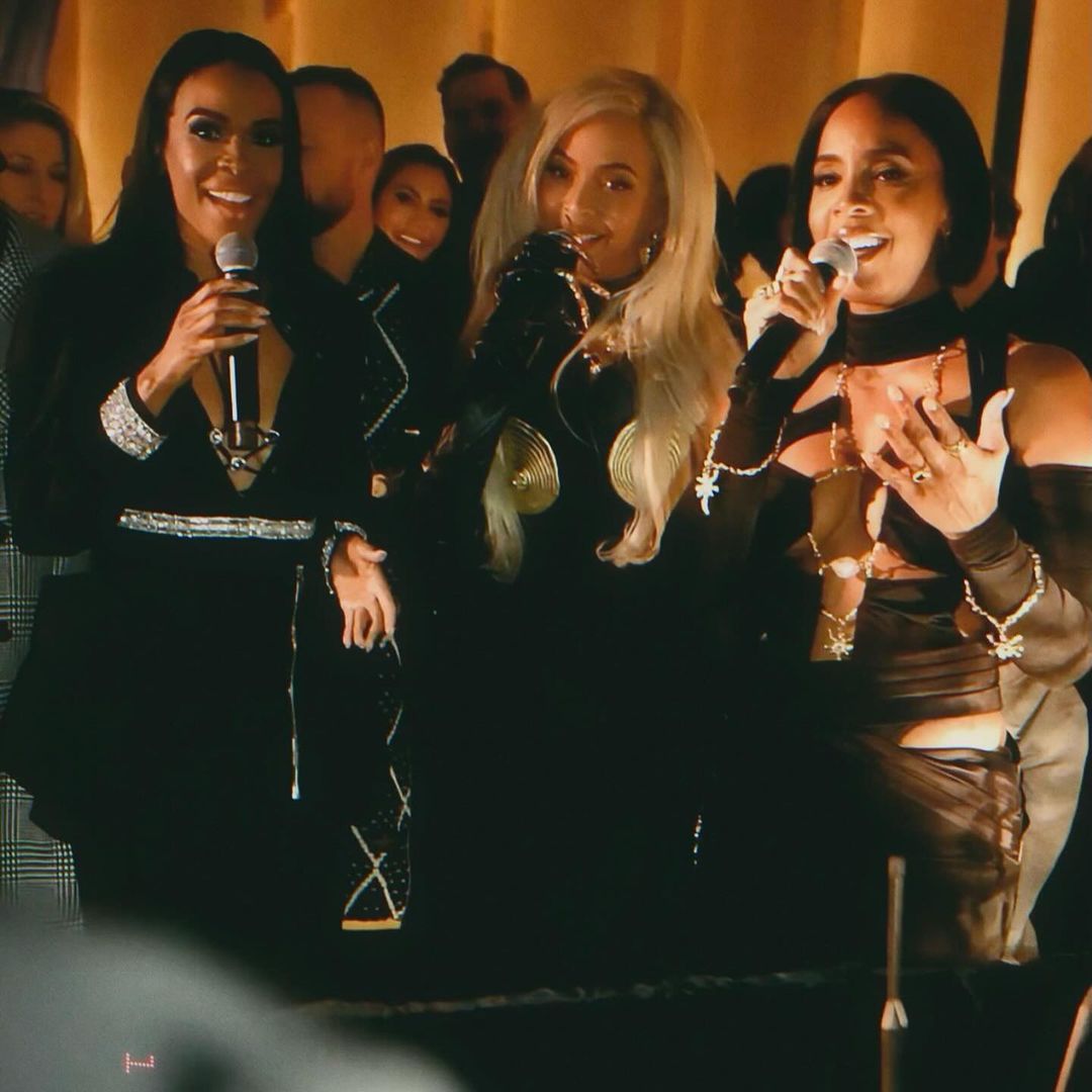 familiabeyonceb's tweet photo. Teve @destinyschild no aniversário do Tim Weatherspoon marido da @KELLYROWLAND .
Conseguem imaginar o que cantaram?
#DestinysChild #TimBirthday #timweatherspoon #Beyoncé https://t.co/EgeOQG8dGC