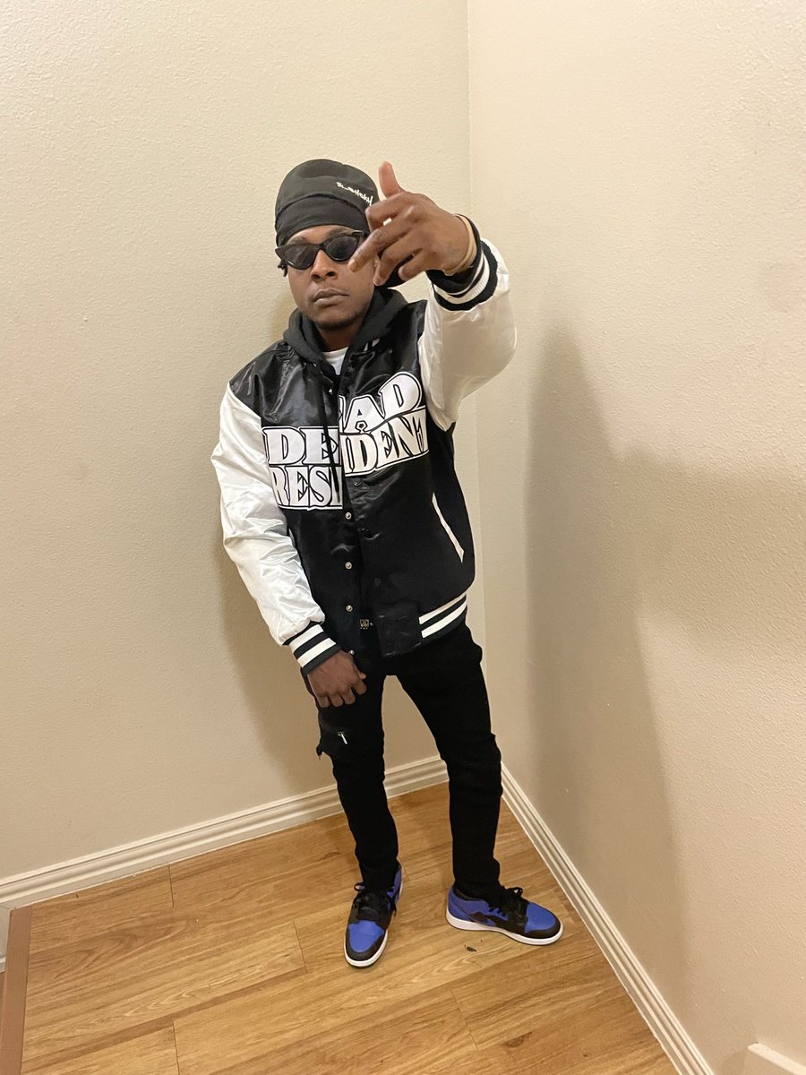 1officialbj's tweet photo. She know I'm a boss, been had the sauce before they drafted the Jet
I'ma keep it G-W-A-Y, change up the alphabet
Lil' bro, he a opp, you on my live, I take that as a threat https://t.co/cLlcAJLTg9
