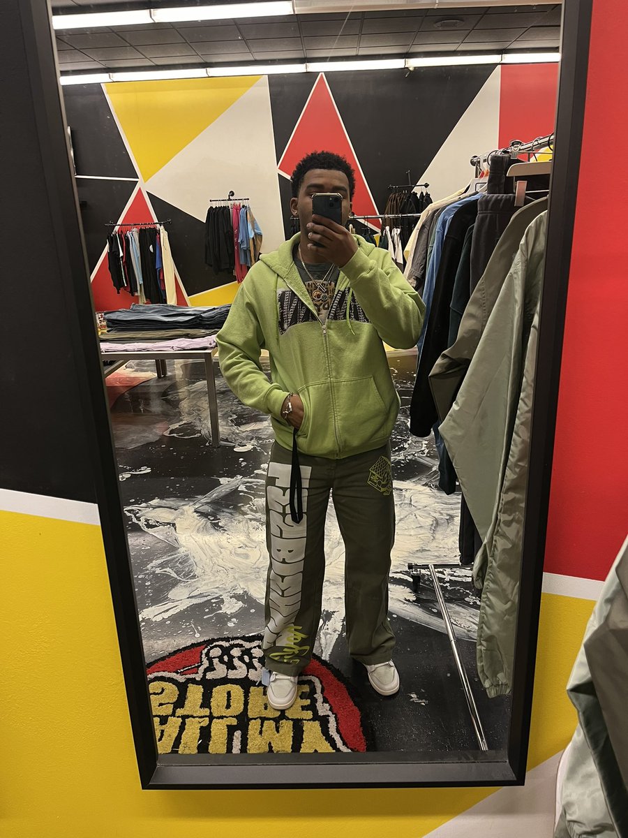 1LilDuff_'s tweet photo. your favorite designers favorite designer 🤓🏩 @LesbienneHouse https://t.co/SA81V9ftkb