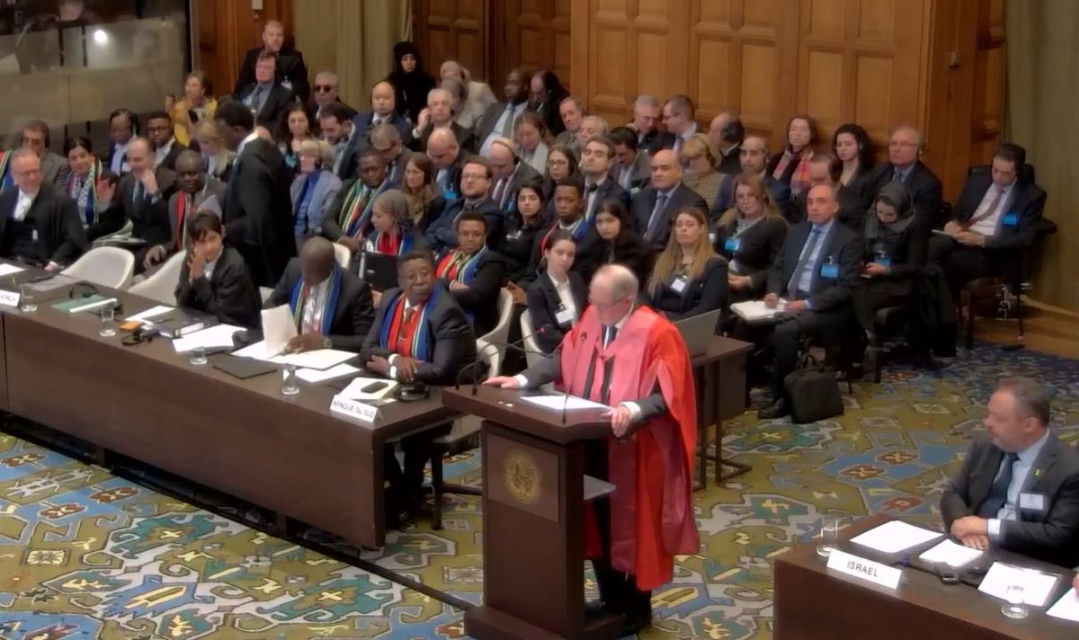 Bugün Güney Afrika adına konuşan hukukçulardan biri de Prof. John Dugard idi. Prof. John Dugard kimdir?
- Cambridge ve Leiden Üniversitelerinde dersler verdi.
- BM İnsan Hakları raportörü olarak İsrail’in Filistin topraklarında işlediği insan hakları ihlallerine ilişkin rapor