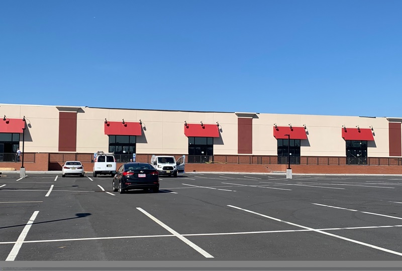 NewsByRENJ's tweet photo. From The Briefing: 1-11-24
Launch Entertainment takes 32,000 sq. ft. at #LittleFerry #retail center, @CBRE says
https://t.co/d9eja3xuu2
#NewJersey #NJ #TheDailyBriefing #newjerseyrealestate #RealEstateNJ #news #industrial #buy #sell #deal #commercial #CRE #NJCRE #RENJ https://t.co/cUuuAbDKQT