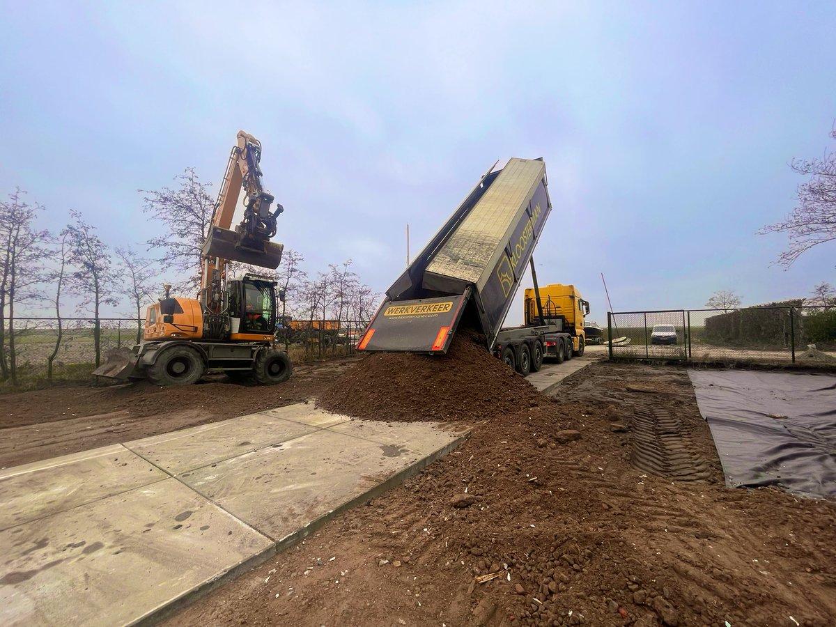 HeerlijkheidvW's tweet photo. Met het mooie weer helaas niet aan schaatsen op natuurijs toe gekomen, wel mooie omstandigheden voor stuk terreinverbetering en erfsingel knippen #winterwerk #vorst https://t.co/8Ded4ACRoX
