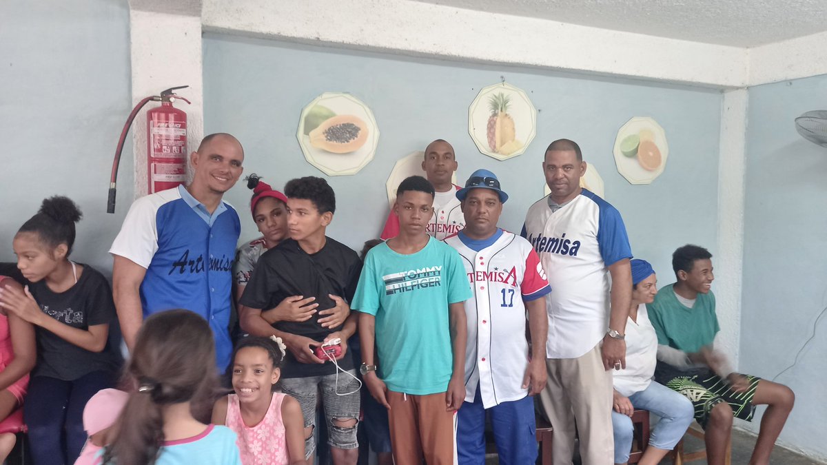 En la tarde de hoy una representación del equipo de Softball de <a href="/ETECSA_Cuba/">ETECSA</a> #Artemisa entrega una pequeña contribución a los niños sin amparo filial. En San Cristobal se dibujaron sonrisas que nos llenan de satisfacción <a href="/NapolesYury/">Yury Vargas Nápoles</a> <a href="/Yuniel_Polo/">Yuniel Pérez Hernández</a> <a href="/LeidyArtemisa/">LeidyARTEMISA</a>