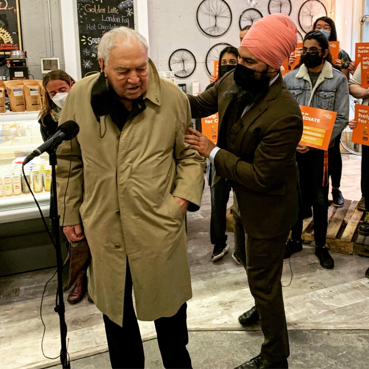 ianabailey's tweet photo. Federal #NDP past and present leadership together at this #Ottawa event in 2022. The #BroadbentInstitute announced today that #EdBroadbent had passed away. #cdnpoli https://t.co/iquVVrnDix