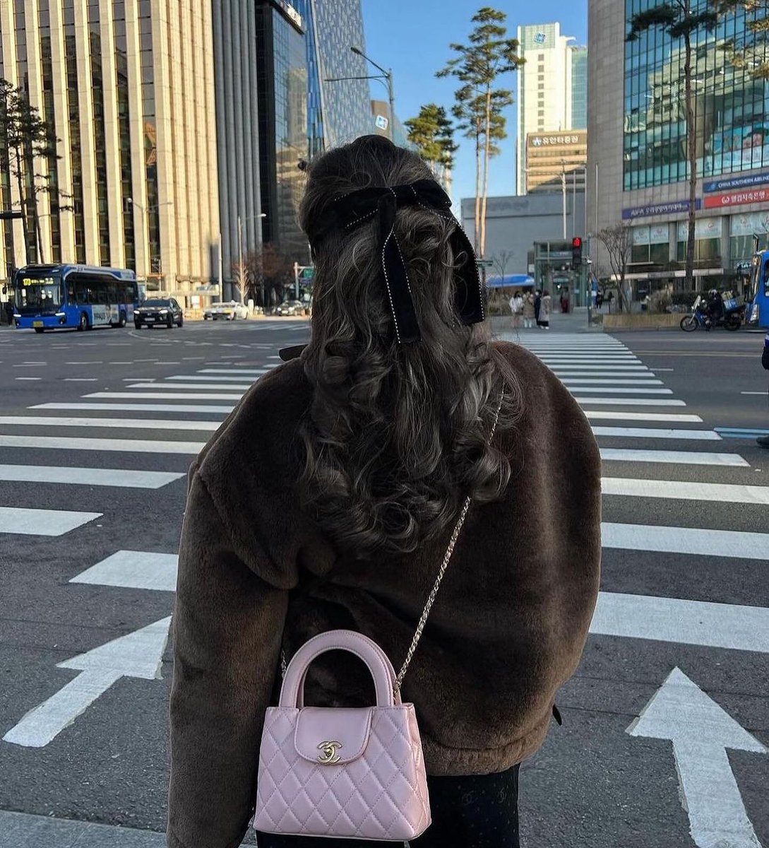GoldenFashi's tweet photo. Color combo for the winter https://t.co/DtEISgDpe0
