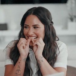 rih_castro's tweet photo. @demilovatobr Fã desde: 2008
Primeira música que ouviu: Don't Forget
Álbum favorito:  Here we go again
Música favorita: Got Dynamite
Música que merecia ser single: Wildfire
Música que menos gosta: sunset 
Clipe favorito: Remember December
Turnê favorita: The neon lights tour https://t.co/yLQo327YL4