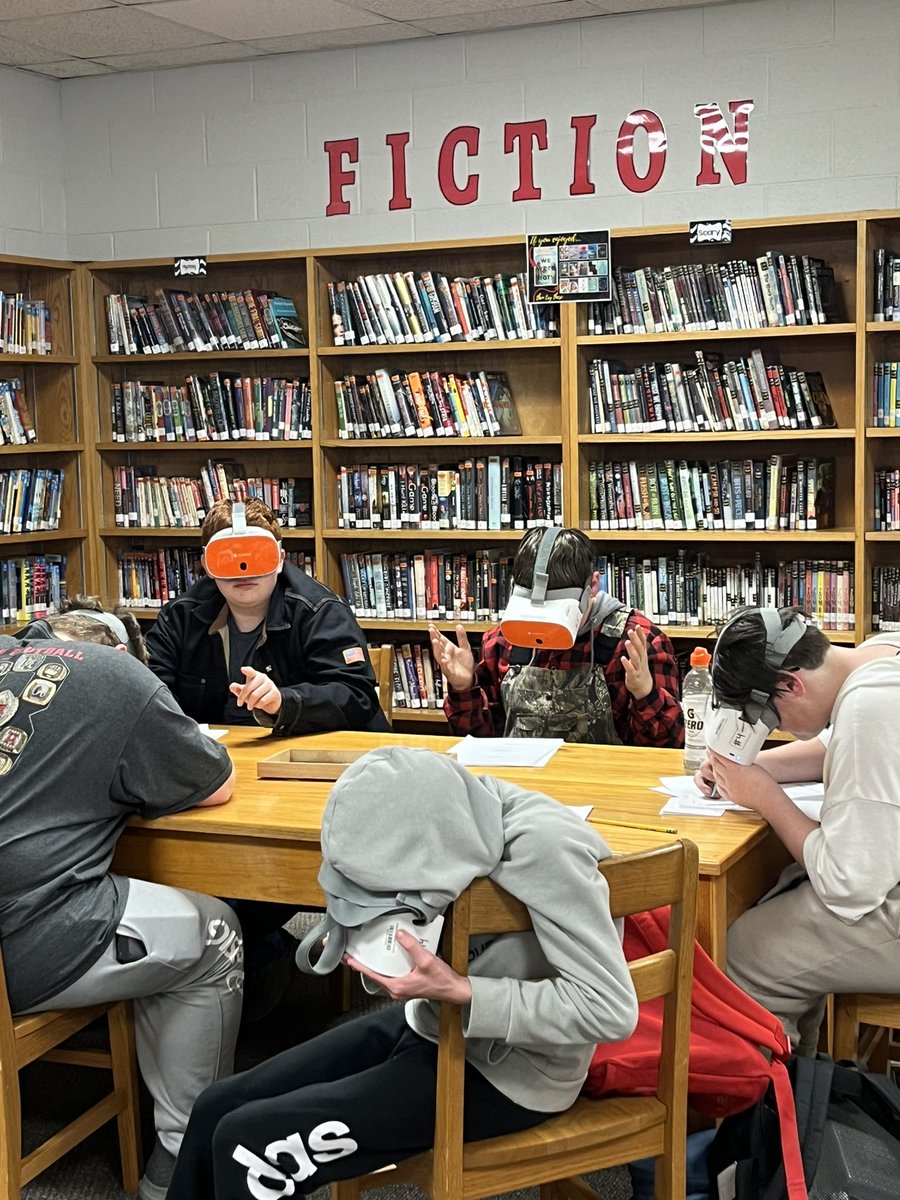 Mr. Wade’s 8th grade science classes using our new ClassVR sets to view atomic models. We had so much fun!!!