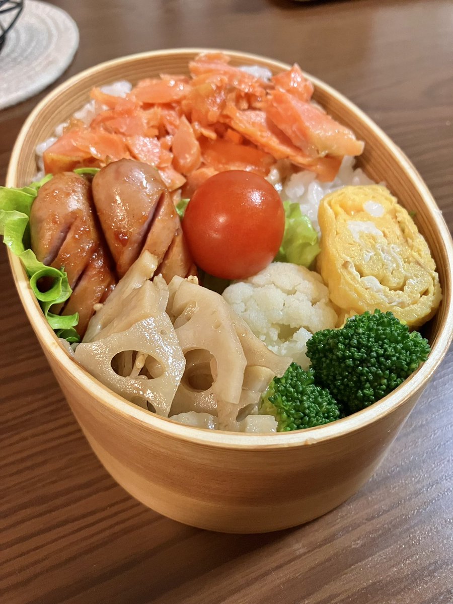 おはようございます♪😊
今日のお弁当は、鮭のっけご飯、ウインナー、卵焼き、蓮根きんぴら、ブロッコリー、カリフラワー、ミニトマトです🍱🥢
#お弁当記録　#中学生男子弁当