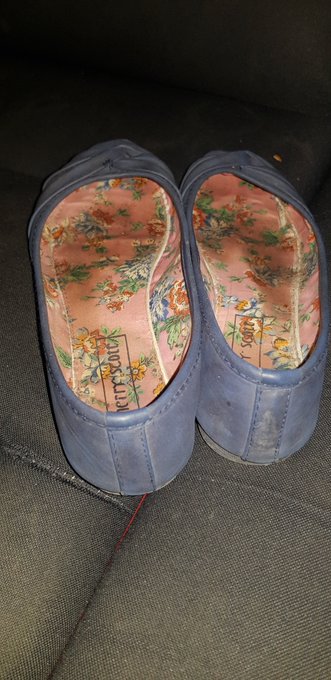 Do u like my worn and smelly flats ? #flatshoes #wornshoes https://t.co/TcWVfqEmyv<a href="/tag/flatshoes"class="tags">#flatshoes</a><a href="/tag/wornshoes"class="tags"><span>#wornshoes</span></a>