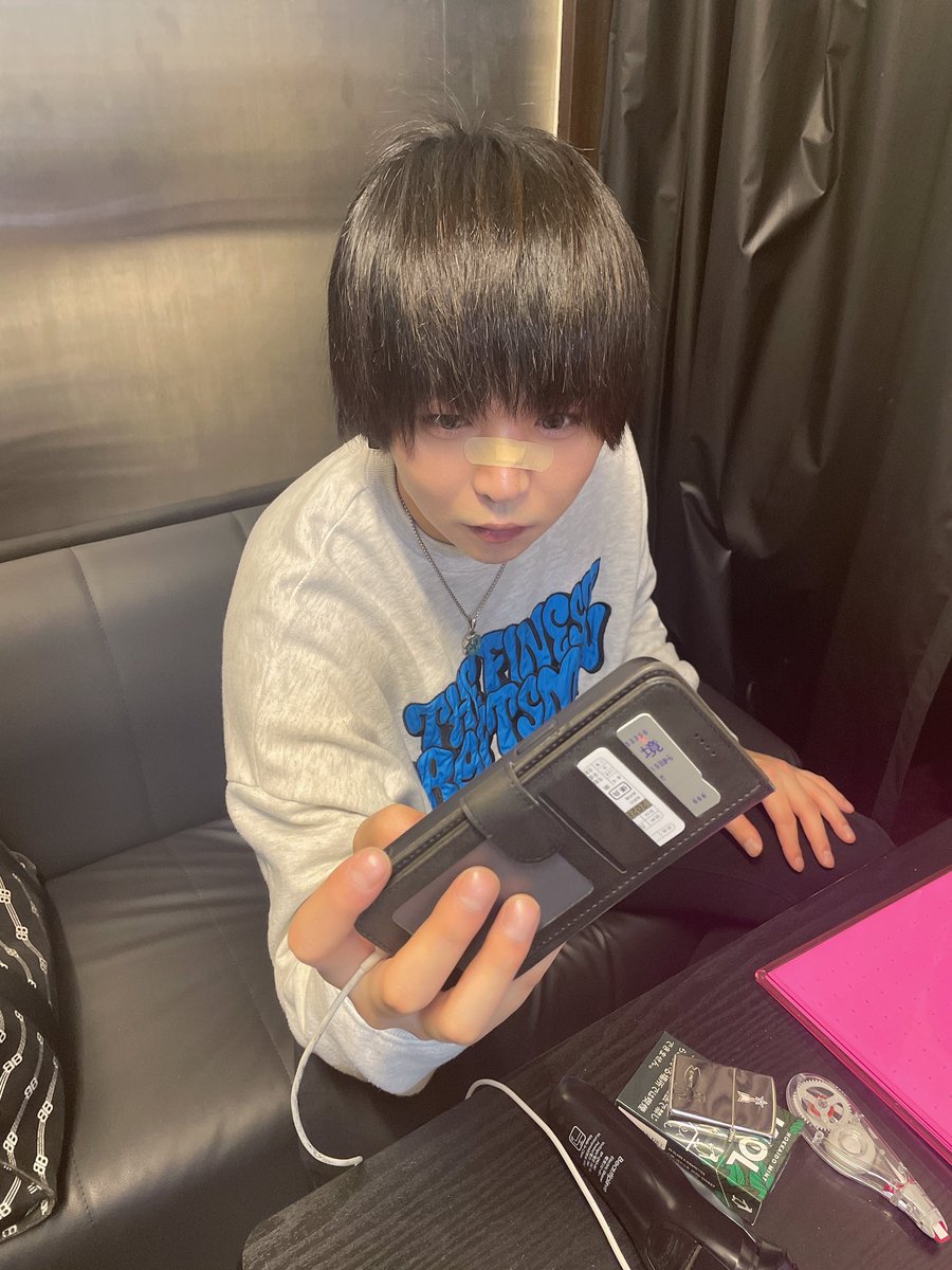 ryoga_7777's tweet photo. なんか少年漫画の主人公みたいな絆創膏してるやつおる、、、、 https://t.co/12m3aNv8i1