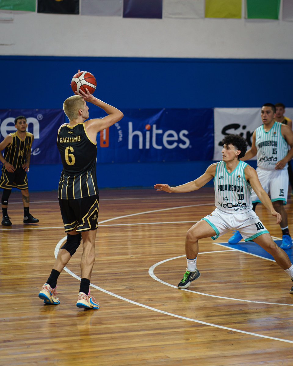 BasketCAPuy's tweet photo. 👊🏻 ¡𝐓𝐫𝐢𝐮𝐧𝐟𝐨 𝐝𝐞 𝐥𝐨𝐬 𝐩𝐢𝐛𝐞𝐬 𝐞𝐧 𝐂𝐡𝐢𝐥𝐞! 🏀 

La U19 de @BasketCAPuy le ganó 78-67 a UFRO por el torneo internacional juvenil 𝐂𝐚𝐦𝐩𝐢𝐨𝐧𝐢 𝐝𝐞𝐥 𝐃𝐨𝐦𝐚𝐧𝐢. 

📷 Konrad Ivelic https://t.co/SiGwZCBImh