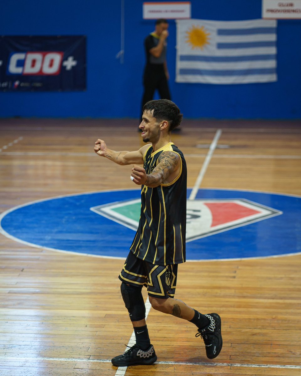BasketCAPuy's tweet photo. 👊🏻 ¡𝐓𝐫𝐢𝐮𝐧𝐟𝐨 𝐝𝐞 𝐥𝐨𝐬 𝐩𝐢𝐛𝐞𝐬 𝐞𝐧 𝐂𝐡𝐢𝐥𝐞! 🏀 

La U19 de @BasketCAPuy le ganó 78-67 a UFRO por el torneo internacional juvenil 𝐂𝐚𝐦𝐩𝐢𝐨𝐧𝐢 𝐝𝐞𝐥 𝐃𝐨𝐦𝐚𝐧𝐢. 

📷 Konrad Ivelic https://t.co/SiGwZCBImh