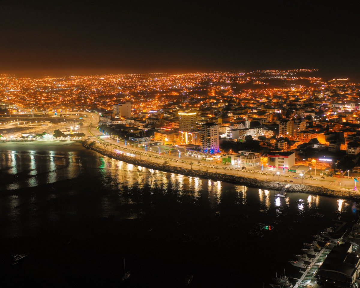 📍Manta de noche 🌉

#fromwhereidrone #dronephotography #manta #manabi #ecuador🇪🇨