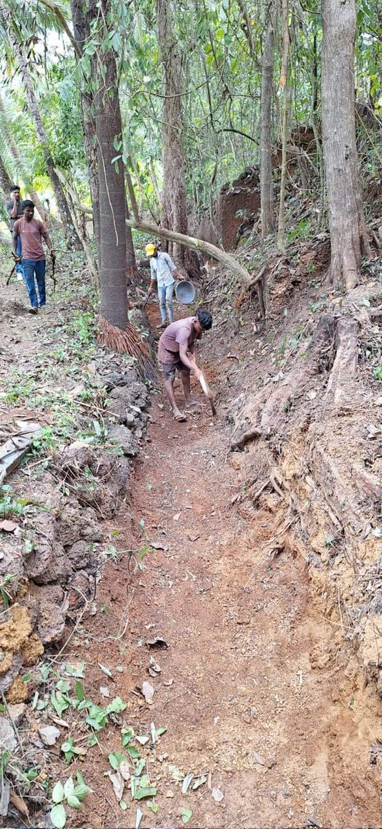 ReginaldoGoa's tweet photo. Desilting work at ungirim behind teacher Aida's house and our work goes on we do our work to the best of our abilities #curtorimconstituencyfirst
#goa
#dredging #desilting #conserveWater @JalShaktiMin @GovtofGoa https://t.co/iUi4BcfeVG