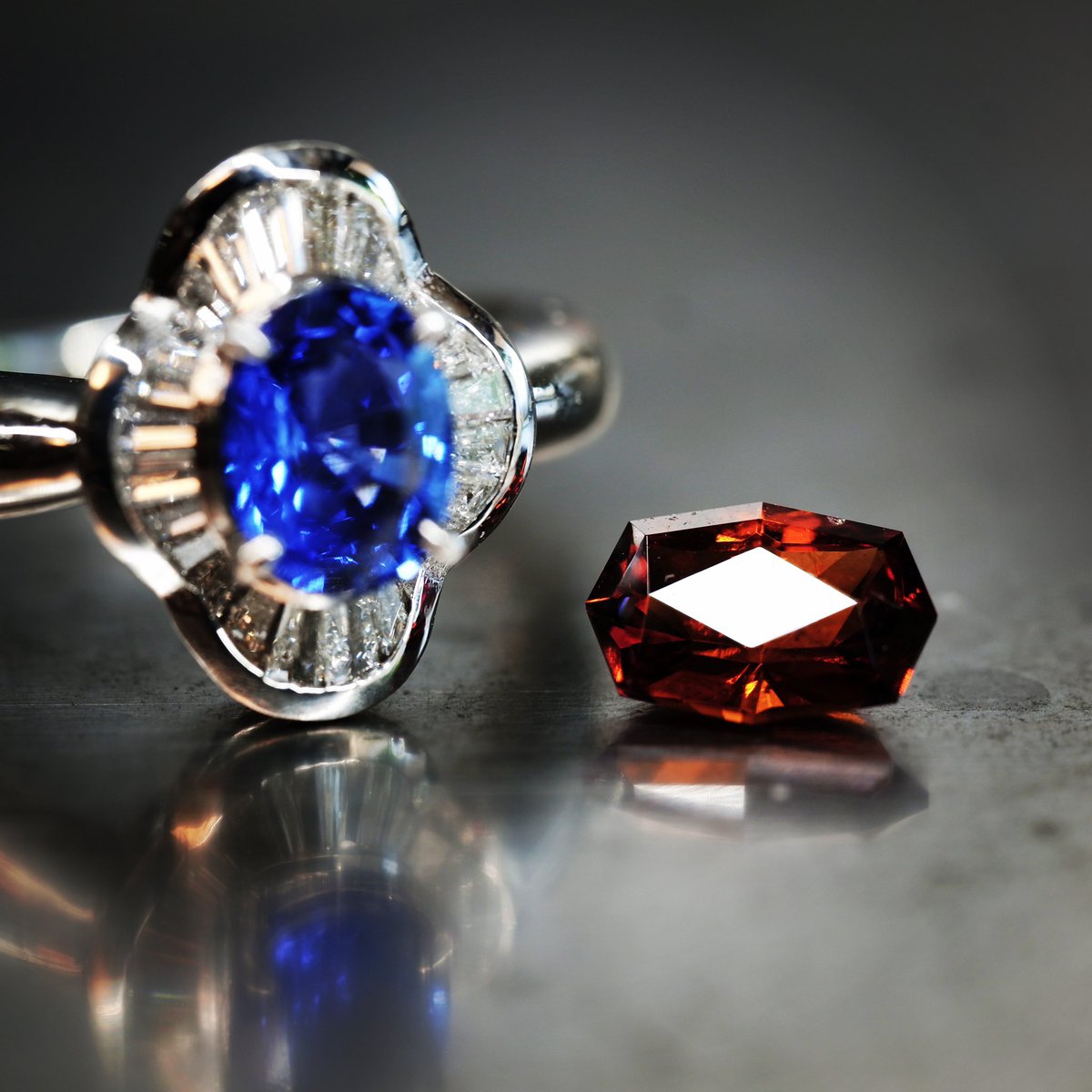 maiking hessonite garnet promise ring サファイアのリングを分解してプラチナのリング部分を溶かし再生地金としてリメイクしていきます。ヘソナイトガーネットのプロミスリングとサファイアはプチペンダントに。 #jewelry #handmadejewelry #bespokejewelry #hessonitegarnet #yujiishii