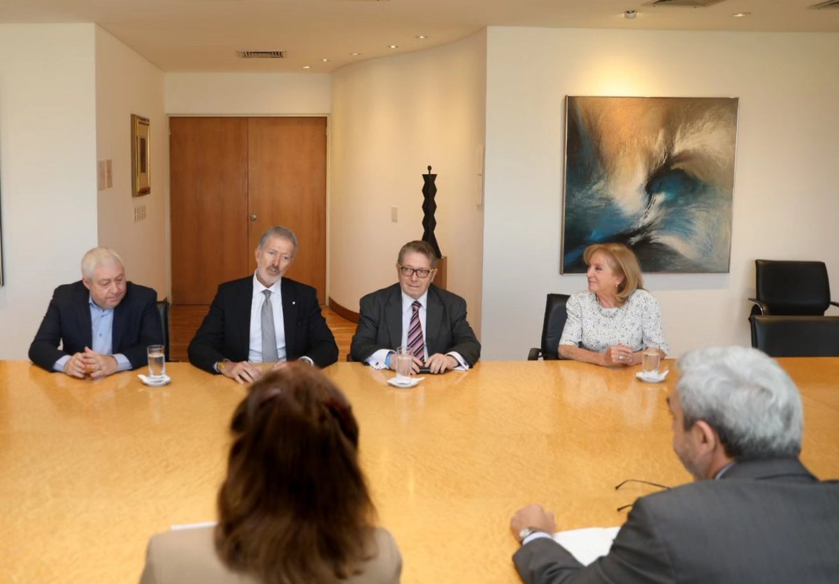 DAIAArgentina's tweet photo. La canciller Diana Mondino recibió hoy a las autoridades de la DAIA para dialogar sobre los objetivos en común en la lucha contra el antisemitismo y el terrorismo.

La DAIA agradeció a la canciller haber recibido a familiares de las víctimas del ataque terrorista de Hamas contra el Estado de Israel. Mondino, por su parte, expresó su compromiso de continuar exigiendo la liberación de las personas que siguen en cautiverio desde hace más de tres meses.

Durante el encuentro se destacó la importancia del diálogo interconfesional en la Argentina, país modelo en la convivencia entre religiones. Asimismo, se recordó el valor de la memoria de la Shoá y la recordación del Día Internacional de Conmemoración en Memoria de las Víctimas del Holocausto que tendrá lugar el 27 de enero. En este sentido, la DAIA extendió la invitación para el acto central del Día del Recuerdo del Holocausto y el Heroísmo, Iom Hashoá Vehagvurá, que se conmemorará el proximo 6 de mayo y es  organizado cada año por la entidad.

En representación de la DAIA asistieron su presidente, Jorge Knoblovits; el vicepresidente 1°, Marcos Cohen; el protesorero 1°, Alberto Zimerman; y la integrante del Consejo Directivo Noemi Gueler. La canciller Diana Mondino estuvo acompañada por el representante de la Secretaría de Culto de la Nación Alberto Balboa Menéndez y una funcionaria de su gabinete.
