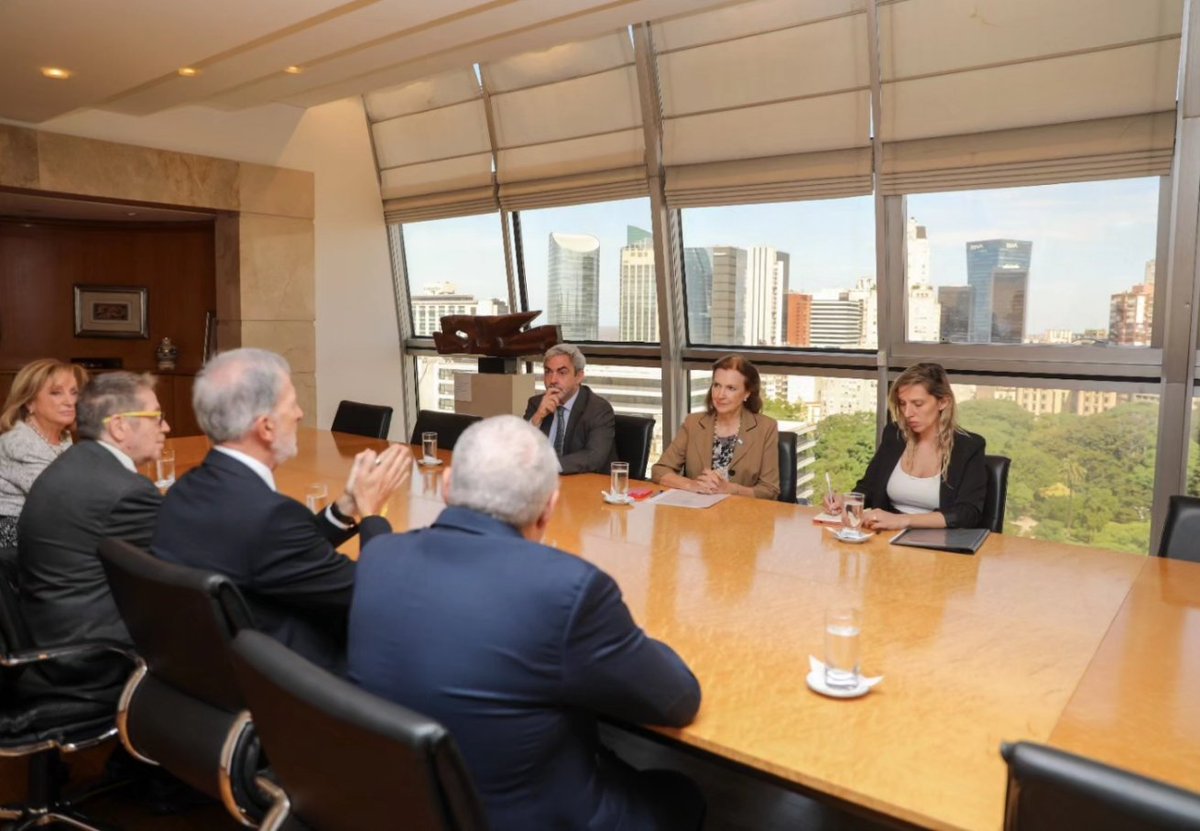 DAIAArgentina's tweet photo. La canciller Diana Mondino recibió hoy a las autoridades de la DAIA para dialogar sobre los objetivos en común en la lucha contra el antisemitismo y el terrorismo.

La DAIA agradeció a la canciller haber recibido a familiares de las víctimas del ataque terrorista de Hamas contra el Estado de Israel. Mondino, por su parte, expresó su compromiso de continuar exigiendo la liberación de las personas que siguen en cautiverio desde hace más de tres meses.

Durante el encuentro se destacó la importancia del diálogo interconfesional en la Argentina, país modelo en la convivencia entre religiones. Asimismo, se recordó el valor de la memoria de la Shoá y la recordación del Día Internacional de Conmemoración en Memoria de las Víctimas del Holocausto que tendrá lugar el 27 de enero. En este sentido, la DAIA extendió la invitación para el acto central del Día del Recuerdo del Holocausto y el Heroísmo, Iom Hashoá Vehagvurá, que se conmemorará el proximo 6 de mayo y es  organizado cada año por la entidad.

En representación de la DAIA asistieron su presidente, Jorge Knoblovits; el vicepresidente 1°, Marcos Cohen; el protesorero 1°, Alberto Zimerman; y la integrante del Consejo Directivo Noemi Gueler. La canciller Diana Mondino estuvo acompañada por el representante de la Secretaría de Culto de la Nación Alberto Balboa Menéndez y una funcionaria de su gabinete.
