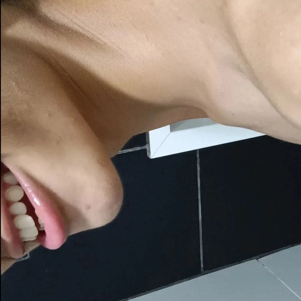 Enzzao's tweet photo. O que meu icon me faz parecer?

1.  grosso e mal educado 
2. engraçado 
3. intimidador 
4. sério 
5. fofo 
6. nerd 
7.  gay 
8. maconheiro 
9. put@ https://t.co/Fn9WsRIABL