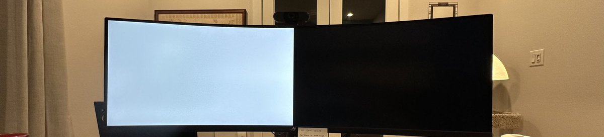 BoyeaTAMU's tweet photo. @ASUS after five days of use this monitor is completely broken. https://t.co/I0a7cinR1f