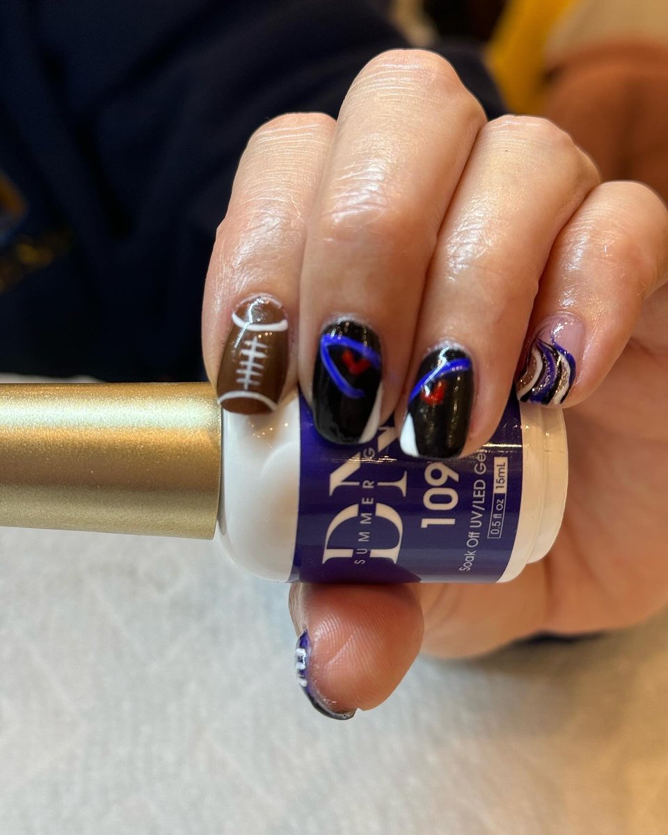 MarcieFeinman's tweet photo. Ravens Nation. Let’s goooooo!!!! 💜🖤💜 #handsofasurgeon #nailsofasurgeon #ravens #ravensnation https://t.co/XVrS5RAWej