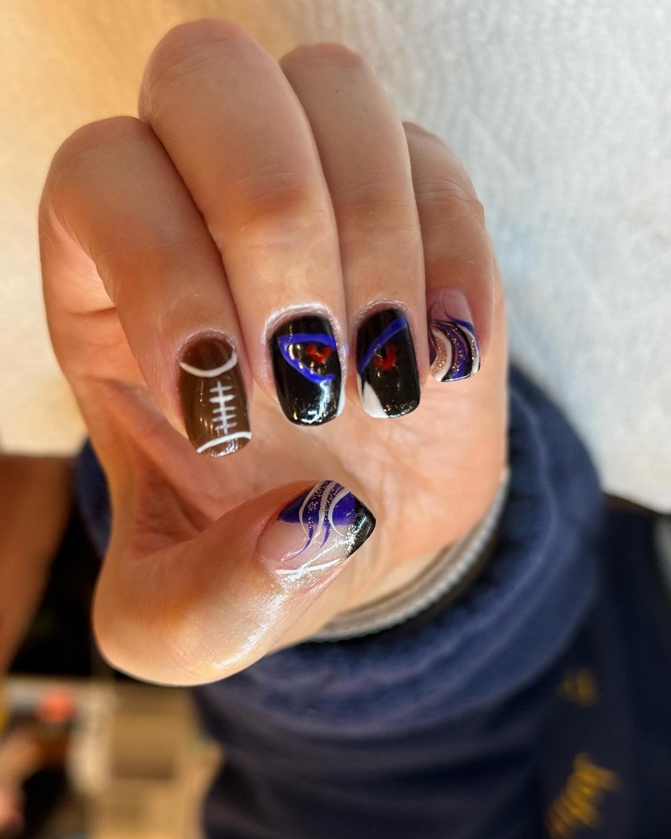 MarcieFeinman's tweet photo. Ravens Nation. Let’s goooooo!!!! 💜🖤💜 #handsofasurgeon #nailsofasurgeon #ravens #ravensnation https://t.co/XVrS5RAWej