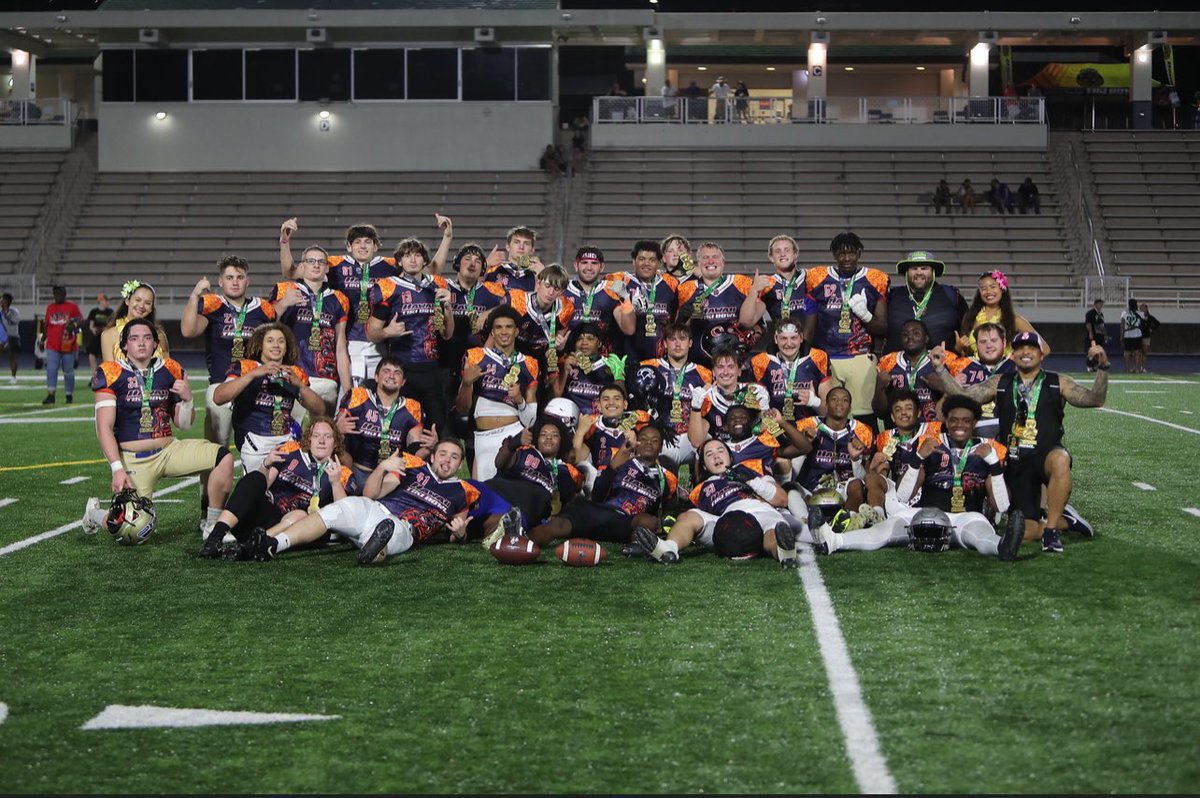 Had a great time at the @HawaiiTikiBowl and so glad I could represent @RiverKingFball and play for the @FightingBeesFB coaches. Couldn’t end my high school football career a better way!