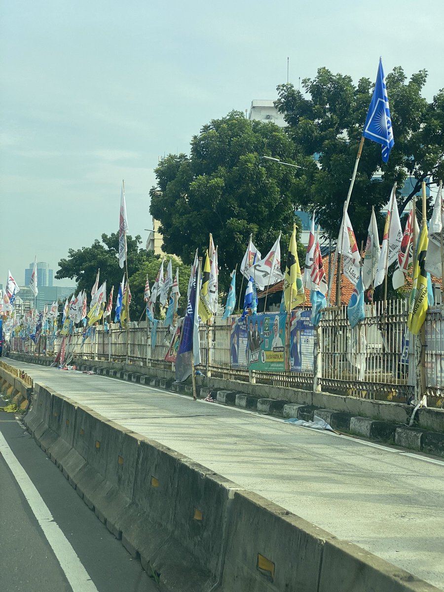bnfgltm's tweet photo. @kristoimmanuel Mending kalo rapi, ini udah berantakan, banyak yang udah copot &amp; membahayakan. Lok: Mampang Prapatan https://t.co/AhFlR8l3yW