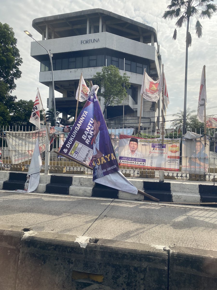 bnfgltm's tweet photo. @kristoimmanuel Mending kalo rapi, ini udah berantakan, banyak yang udah copot &amp; membahayakan. Lok: Mampang Prapatan https://t.co/AhFlR8l3yW