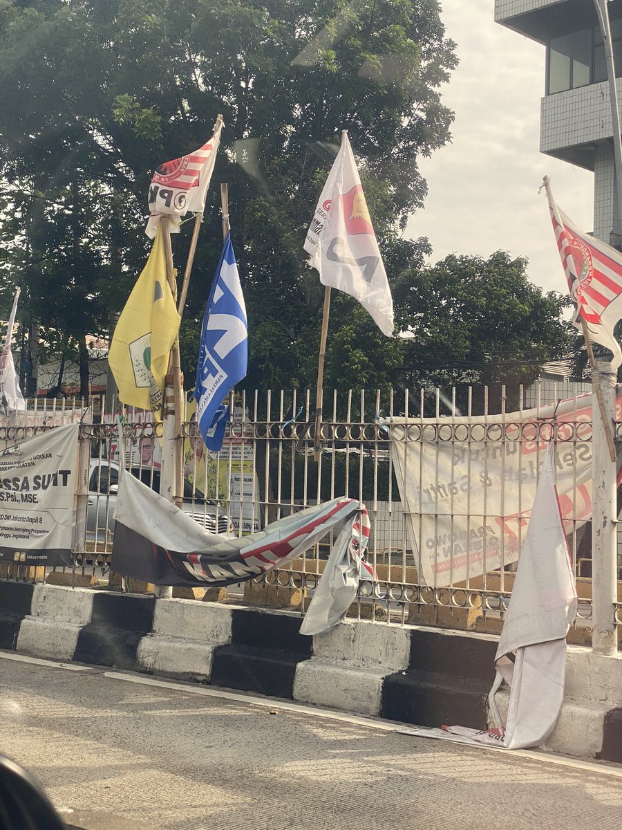bnfgltm's tweet photo. @kristoimmanuel Mending kalo rapi, ini udah berantakan, banyak yang udah copot &amp; membahayakan. Lok: Mampang Prapatan https://t.co/AhFlR8l3yW
