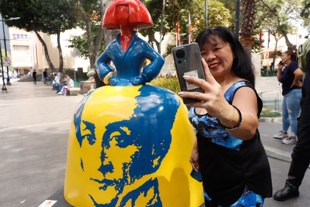duquegustavoS's tweet photo. Nos emociona que nuestros vecinos y visitantes estén disfrutando en Chacao de la exhibición de las meninas creadas por el venezolano @artbyazzato

¡Están en distintos espacios del municipio, las que el año pasado cautivaron al público de Madrid y que ahora lucen en nuestro país! https://t.co/BhCVbXE0T5