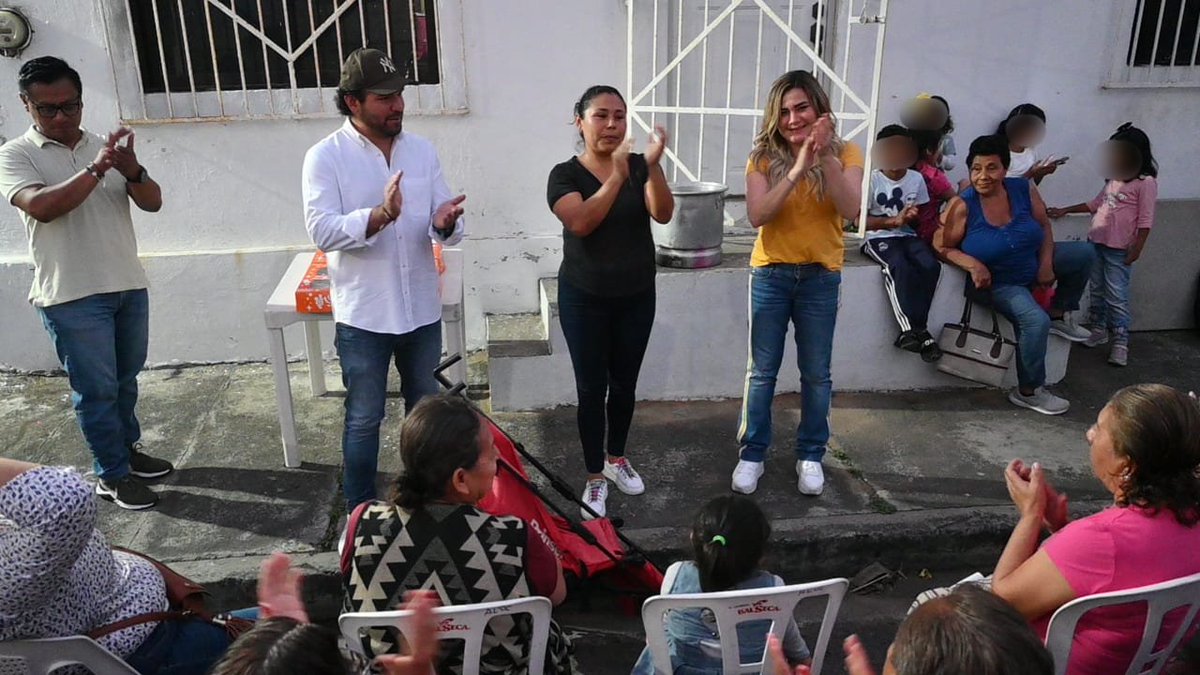maryjosegamboa's tweet photo. Siempre es un gusto convivir con las amigas y los amigos de la colonia López Portillo de Boca del Río. 

Gracias a mi querida Ana Laura y a mi amigo @HUGODELFIN por invitarme a partir la Rosca de Reyes. https://t.co/gzWNxysTnx