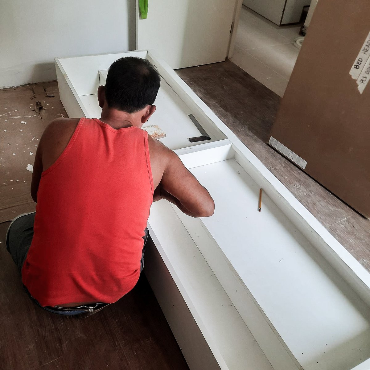flipspacestudio's tweet image. Assembly of on-going overhead cabinet that will be placed to cover the existing beam. #flipspace #architectureph #constructionph #renovation #dmci #mandaluyongcity