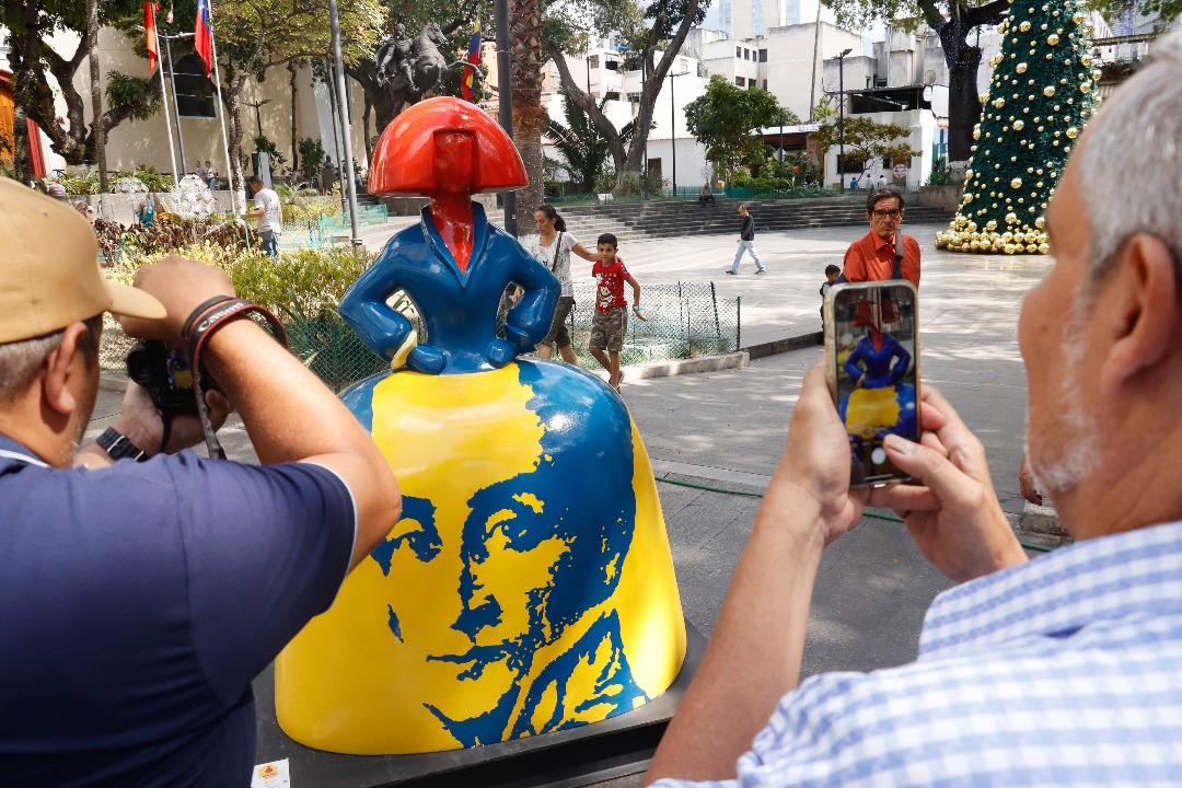 duquegustavoS's tweet photo. Unas meninas que resaltan nuestra venezolanidad, vengan a Chacao a contemplar estas figuras del diseñador @artbyazzato. ¡Son 19 esculturas de fibra de vidrio inspiradas en el cuadro del español Diego Velázquez, y pintadas con símbolos alusivos a la cultura venezolana! https://t.co/TNiAAWYBlG