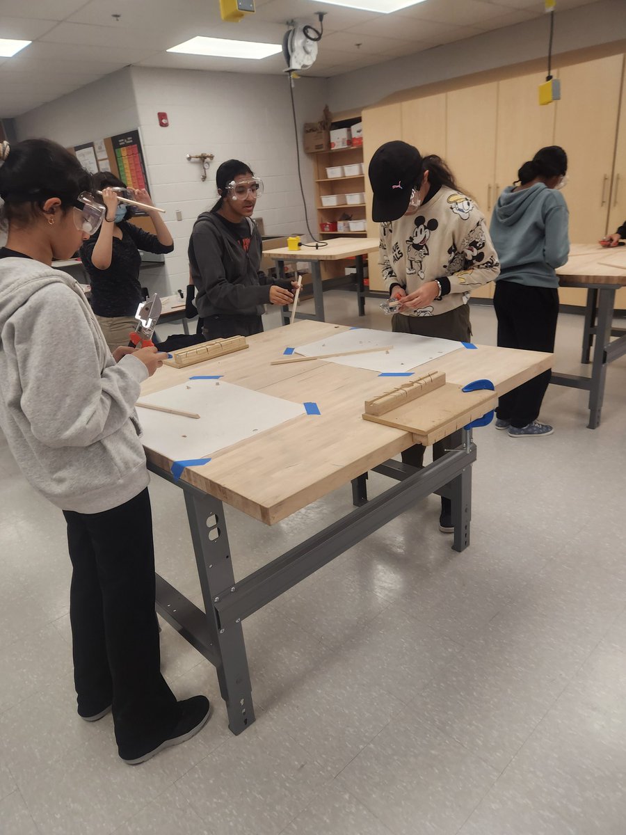 Mme__Monaghan's tweet photo. 706 working in @FletchersSrPS STAC lab. They had 1 piece of wood 61cm long to make a frame. They knew P<61 &amp; they determined the side lengths. After measuring&amp;marking, they made their 45 ° angle cuts and put them together to create their frame. #HandsOn #STAC @vidagardener https://t.co/2pXjaLTYue