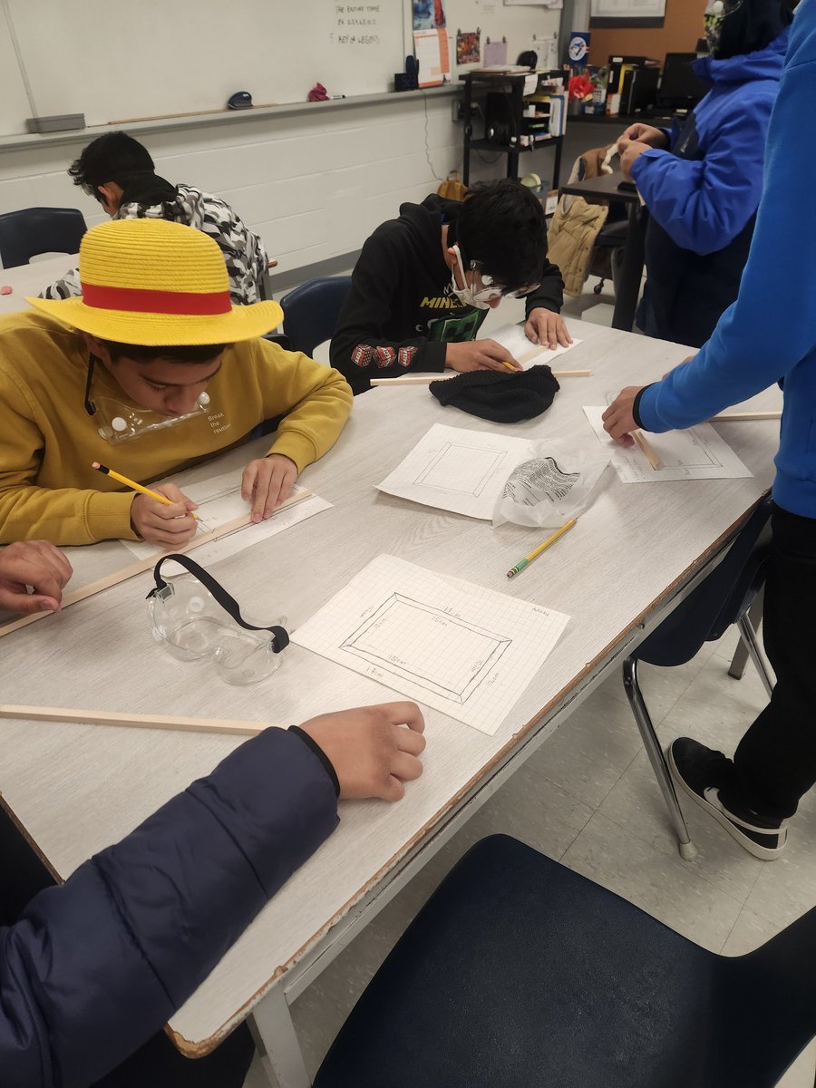 Mme__Monaghan's tweet photo. 706 working in @FletchersSrPS STAC lab. They had 1 piece of wood 61cm long to make a frame. They knew P<61 &amp; they determined the side lengths. After measuring&amp;marking, they made their 45 ° angle cuts and put them together to create their frame. #HandsOn #STAC @vidagardener https://t.co/2pXjaLTYue