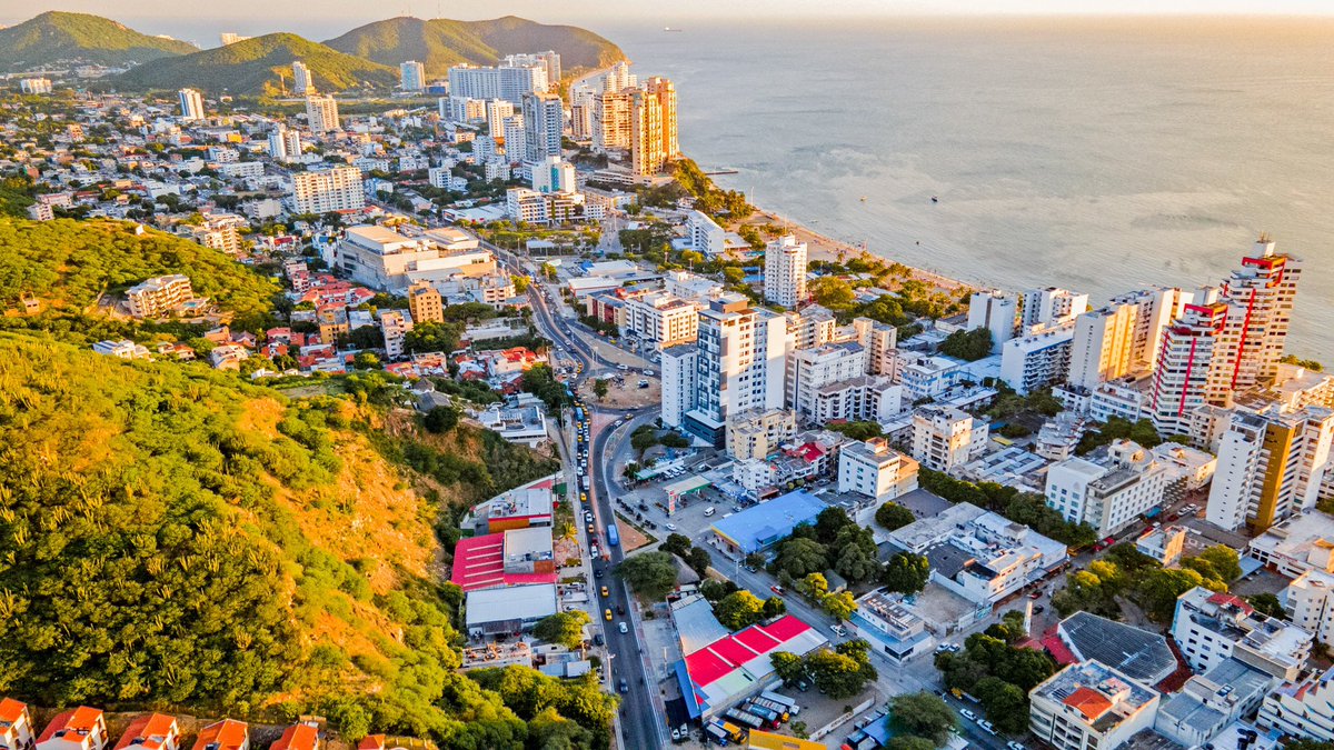 carlosecaicedo's tweet photo. El aumento exponencial del turismo en Santa Marta refleja el crecimiento de la ciudad y la planificación de nuestro modelo de Gobierno. La llegada, en enero, de 7 cruceros es producto de 12 años de trabajo, resultados, obras e inversiones, que hemos realizado para convertir este lugar en un destino de interés tanto para nacionales como extranjeros.

En esta temporada vacacional, la ocupación hotelera ha estado entre el 86% y el 96%. Cerca de 172 mil turistas nos visitaron solo en el puente de Reyes, y miles durante toda la temporada, logrando un dinamismo positivo en la economía. La Santa Marta de hoy, sin duda, cuenta con mejor infraestructura y supera a la que recibimos de los clanes políticos tradicionales en 2012. Hemos generado obras turísticas y confianza.
