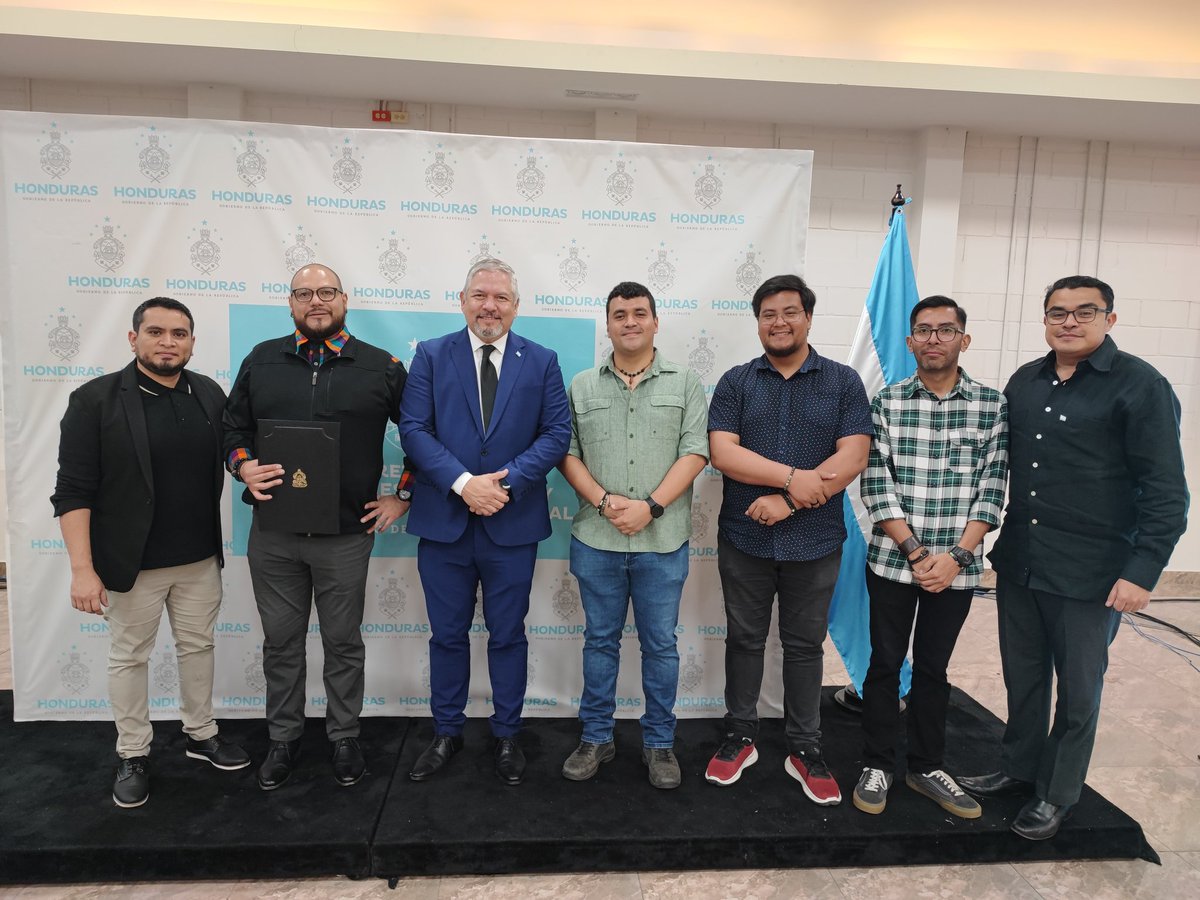gtorreszelaya1's tweet photo. FELICIDADES @CafeGuancasco y @diablosnegroshn por su merecido nombramiento cómo EMBAJADORES CULTURALES y Felicidades a todos los Embajadores, Embajadoras y todo el Personal de la @CancilleriaHN por su infatigable labor. ¡FELÍZ DIA DE LA DIPLOMACIA HONDUREÑA! 11 de enero de 2024. https://t.co/V7zPGAZN9v