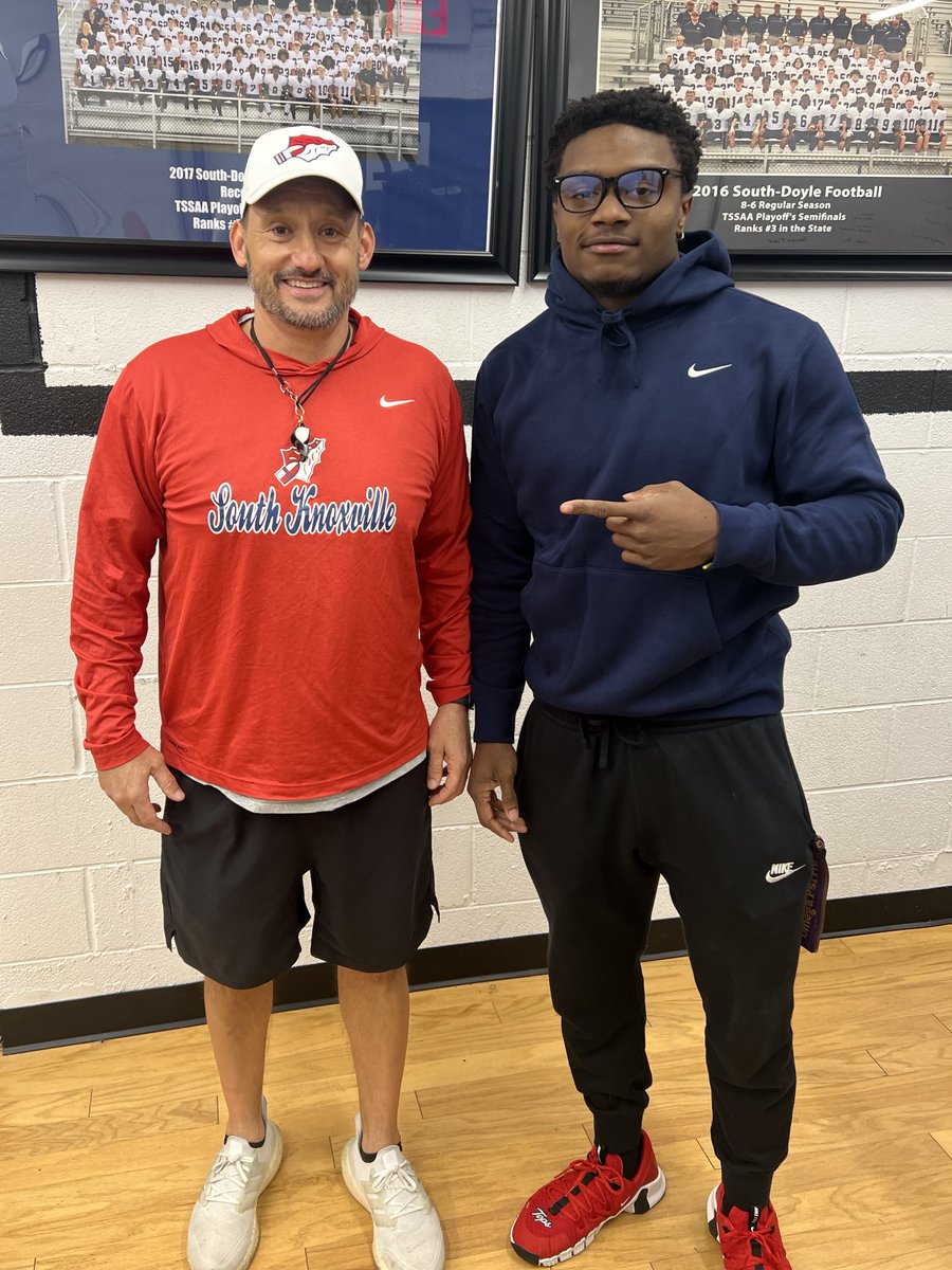 Great to have <a href="/SouthDoyleKeeFB/">South-Doyle (Tenn.) HS Football</a> Legend <a href="/elijahyoung52/">Elijah Young🥷🏾🖤</a> come by workouts today. Thank you for coming by and visiting with us. #WeAreSouthDoyle #SouthoftheRiver #GoKees