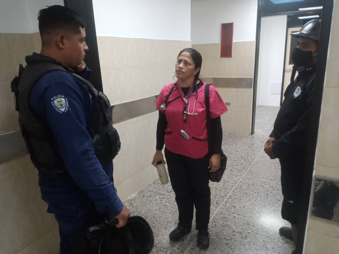Ccp5aguablanca's tweet photo. _#11 Enero #CCPN°5AguaBlanca
NavidadesSeguras2023
Nuestros Equipos activados con el Dispositivo Seguridad Nocturno en constante recorrido por el Hospital Tipo I garantizando el resguardo y la seguridad 24/7._
Trabajamos por la paz y tranquilidad de los Aguablanqueños. https://t.co/7etvGnSth4